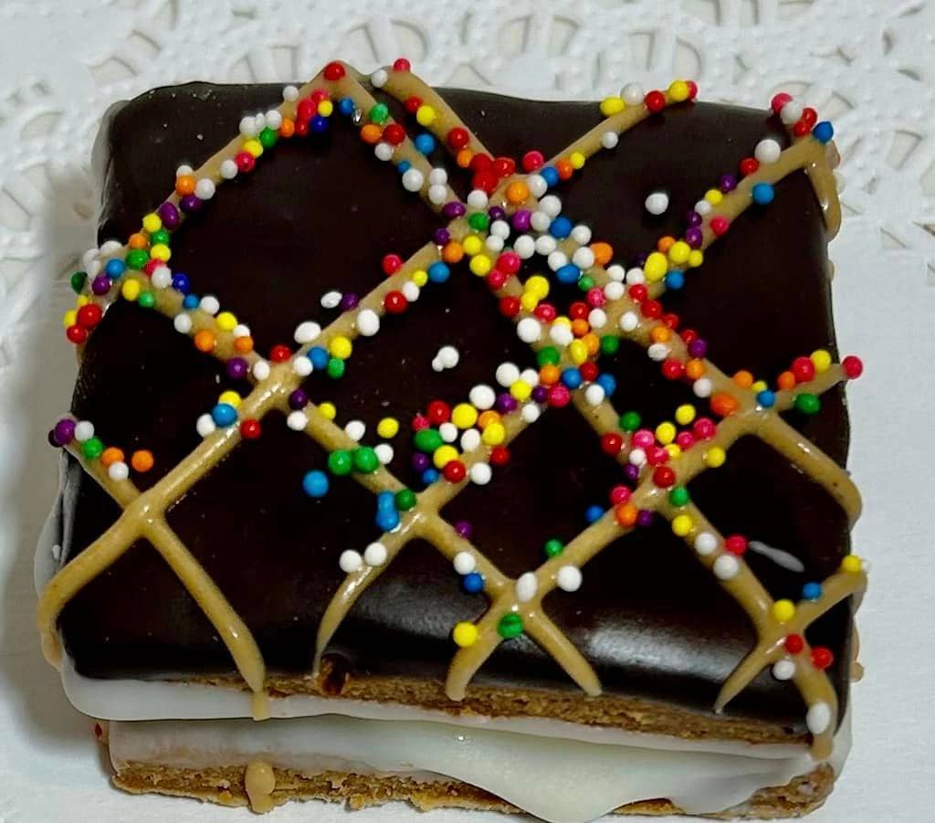 DELCO DOG CO. Double Decker Bakery Dog Treat